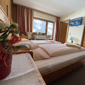 Schlafzimmer mit Doppelbett im Haus Sailer