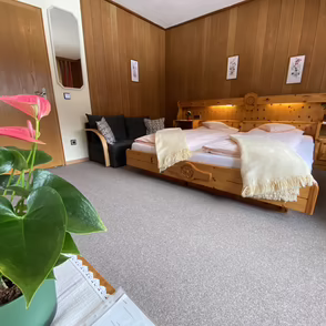 Schlafzimmer mit Doppelbett im Haus Sailer