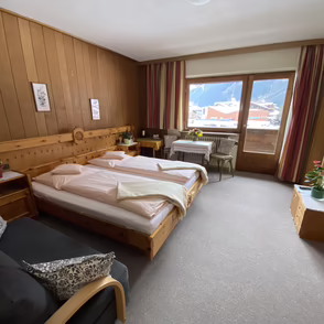 Schlafzimmer mit Doppelbett im Haus Sailer