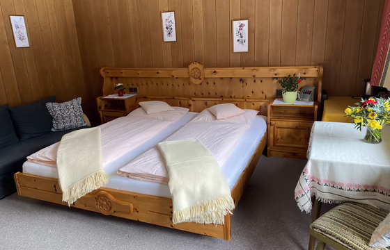 Schlafzimmer mit Doppelbett im Haus Sailer